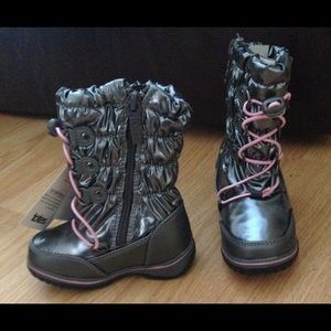 Toddler size 7 winter snow boots